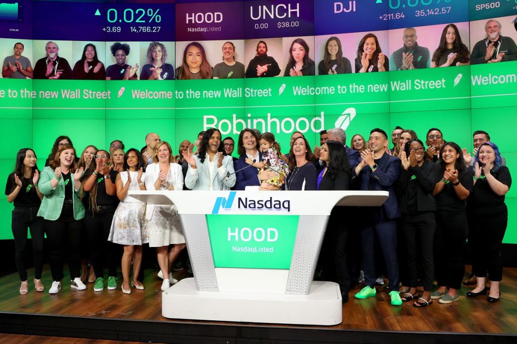 Robinhood Stock Jumps, Closes Above its IPO Price