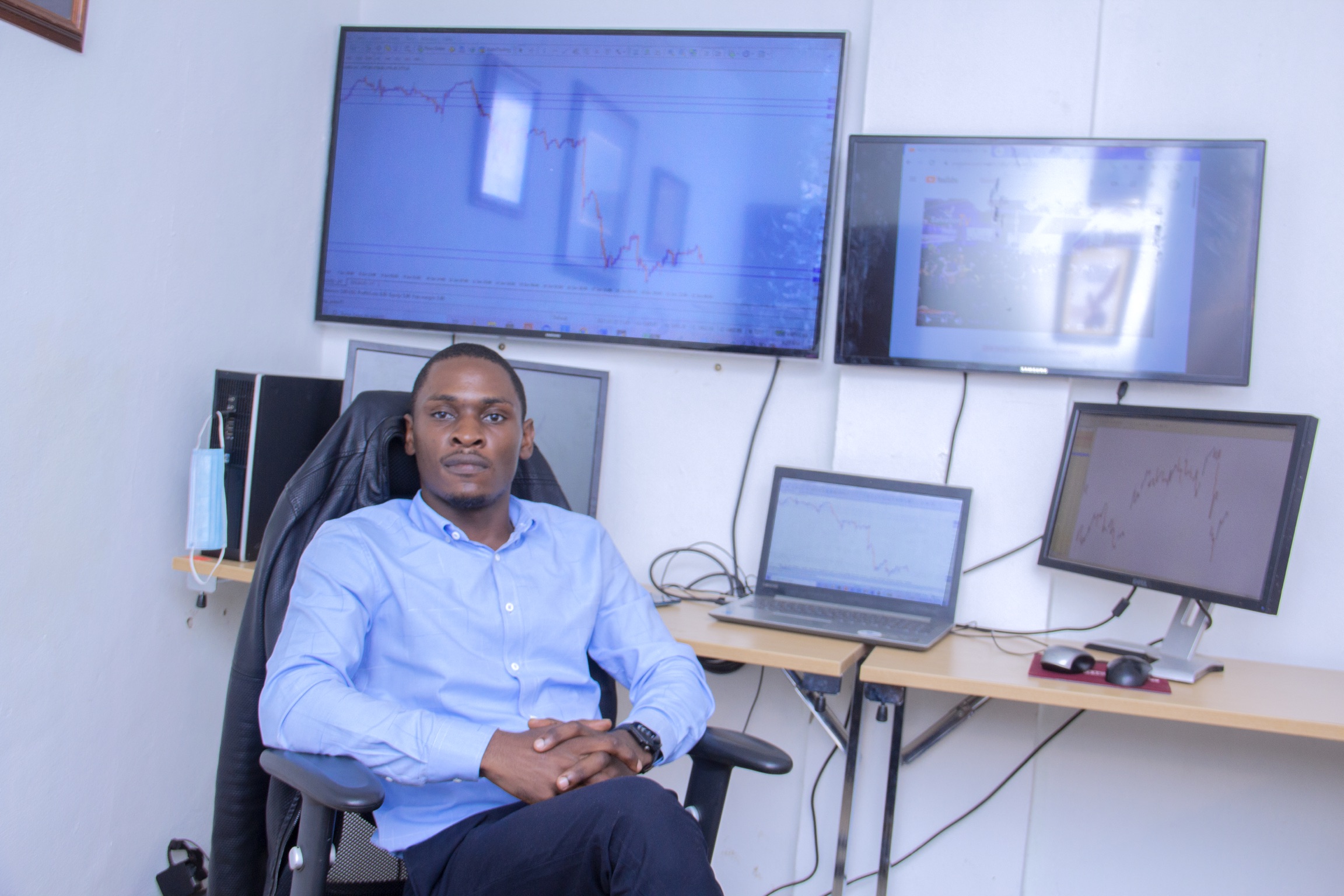 Economy-linked Stocks Lift the Dow to New Record Highs